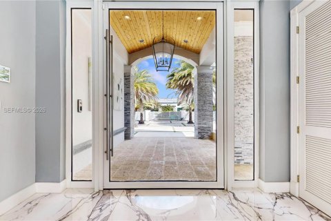 Villa ou maison à vendre à Miami, Floride: 5 chambres, 332.87 m2 № 2027931 - photo 3