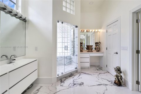 Villa ou maison à vendre à Miami, Floride: 5 chambres, 332.87 m2 № 2027931 - photo 15
