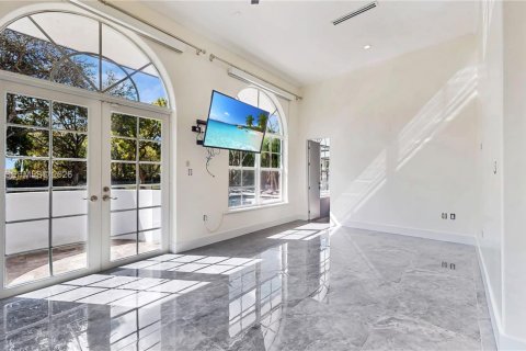 Villa ou maison à vendre à Miami, Floride: 5 chambres, 332.87 m2 № 2027931 - photo 27