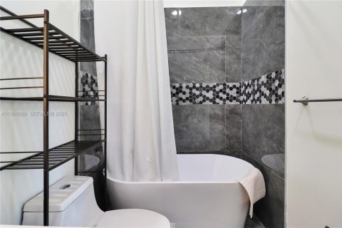 Villa ou maison à vendre à Miami, Floride: 5 chambres, 332.87 m2 № 2027931 - photo 25