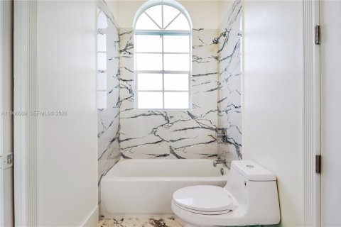 Villa ou maison à vendre à Miami, Floride: 5 chambres, 332.87 m2 № 2027931 - photo 19