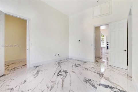 Villa ou maison à vendre à Miami, Floride: 5 chambres, 332.87 m2 № 2027931 - photo 21