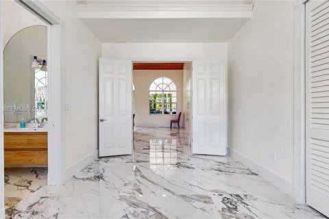 Villa ou maison à vendre à Miami, Floride: 5 chambres, 332.87 m2 № 2027931 - photo 17