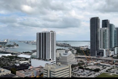 Copropriété à louer à Miami, Floride: 2 chambres, 98.01 m2 № 2061053 - photo 2