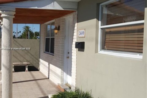 Снять в аренду виллу или дом в Майами, Флорида 3 спальни, 170.01м2, № 1956430 - фото 2