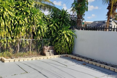 Снять в аренду виллу или дом в Майами, Флорида 3 спальни, 170.01м2, № 1956430 - фото 26