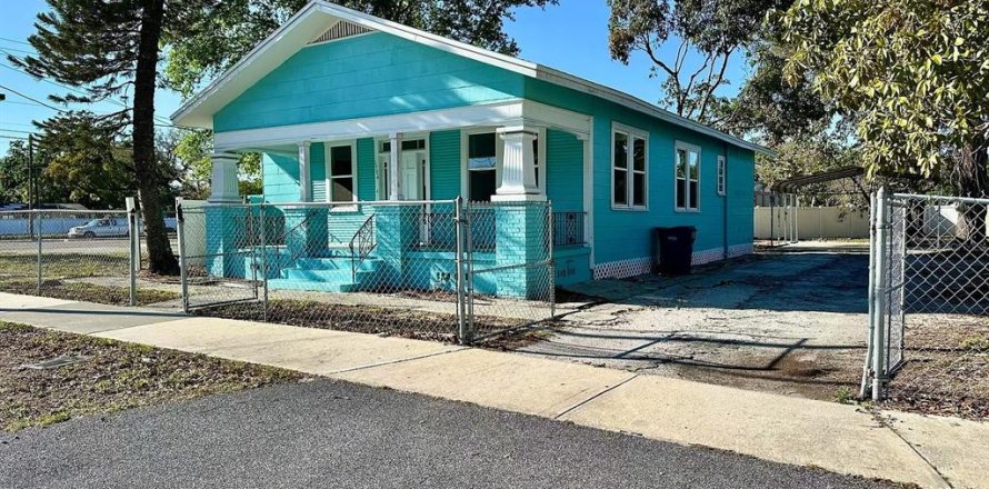House in Tampa, Florida 3 bedrooms, 102.94 sq.m. № 2267077