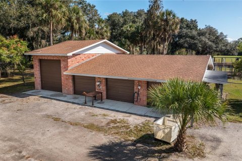 House in Plant City, Florida 5 bedrooms, 652.45 sq.m. № 1561212 - photo 4