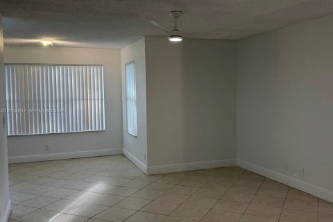 Copropriété à louer à Sunrise, Floride: 2 chambres, 98.94 m2 № 2321951 - photo 13