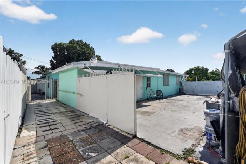 Villa ou maison à vendre à Miami, Floride: 4 chambres, 82.5 m2 № 2089447 - photo 29