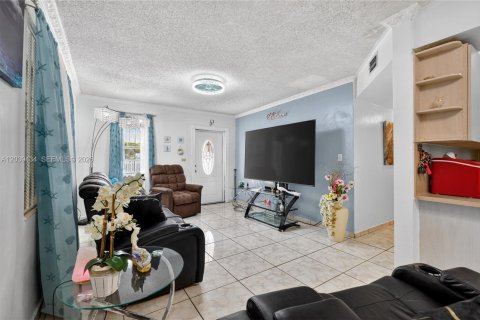 Villa ou maison à vendre à Miami, Floride: 4 chambres, 82.5 m2 № 2089447 - photo 4