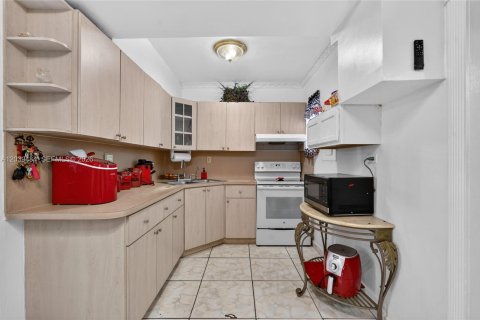 Villa ou maison à vendre à Miami, Floride: 4 chambres, 82.5 m2 № 2089447 - photo 6