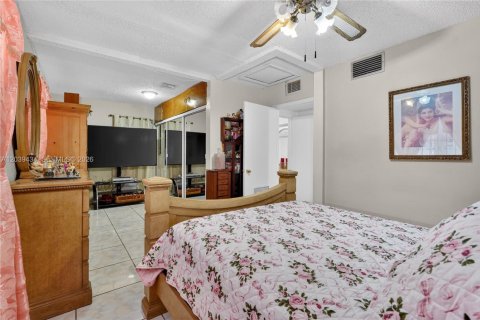 Villa ou maison à vendre à Miami, Floride: 4 chambres, 82.5 m2 № 2089447 - photo 11