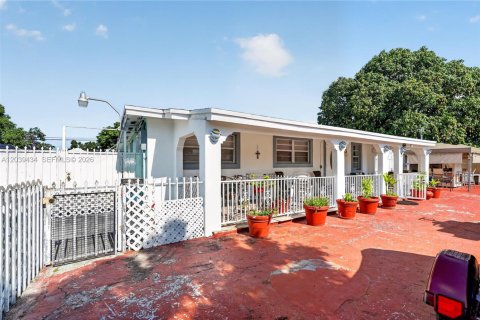 Villa ou maison à vendre à Miami, Floride: 4 chambres, 82.5 m2 № 2089447 - photo 2