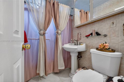 Villa ou maison à vendre à Miami, Floride: 4 chambres, 82.5 m2 № 2089447 - photo 13