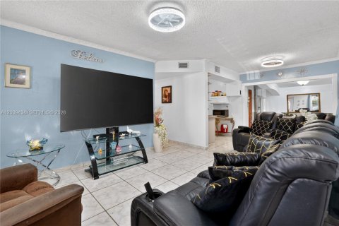 Villa ou maison à vendre à Miami, Floride: 4 chambres, 82.5 m2 № 2089447 - photo 5