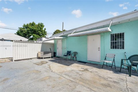 Villa ou maison à vendre à Miami, Floride: 4 chambres, 82.5 m2 № 2089447 - photo 20