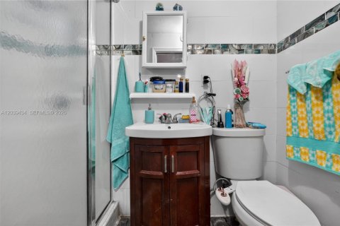 Villa ou maison à vendre à Miami, Floride: 4 chambres, 82.5 m2 № 2089447 - photo 18