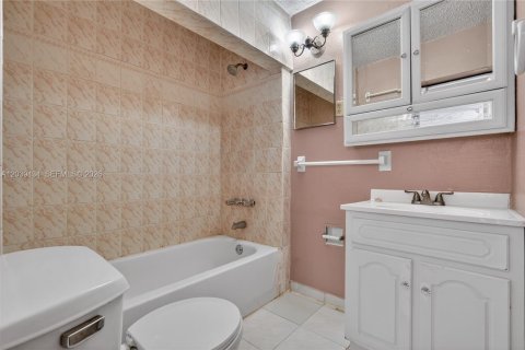 Villa ou maison à vendre à Miami, Floride: 4 chambres, 82.5 m2 № 2089447 - photo 23
