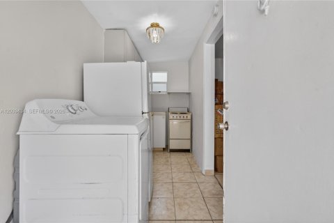 Villa ou maison à vendre à Miami, Floride: 4 chambres, 82.5 m2 № 2089447 - photo 21