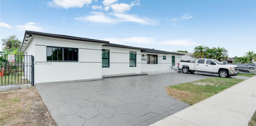 House in Homestead, Florida 4 bedrooms, 155.89 sq.m. № 1753043