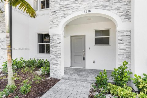 Townhouse in Homestead, Florida 3 bedrooms, 137.77 sq.m. № 1779810 - photo 2