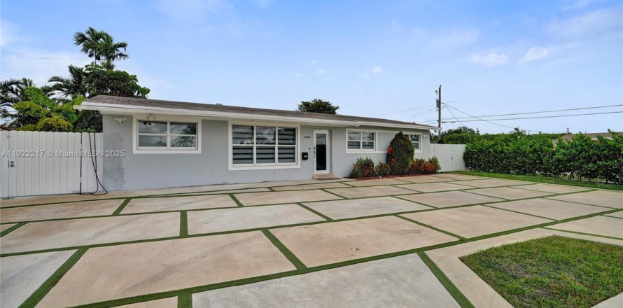 Villa ou maison à Miami, Floride 3 chambres, 149.85 m2 № 1976312