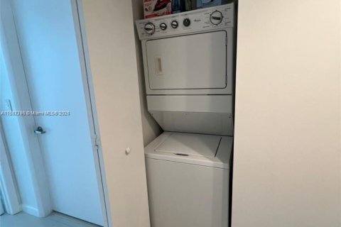 Condo in Miami, Florida, 2 bedrooms  № 2024886 - photo 21