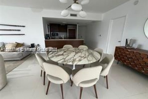 Condo in Miami, Florida, 2 bedrooms  № 2024886 - photo 5