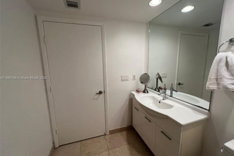 Condo in Miami, Florida, 2 bedrooms  № 2024886 - photo 23