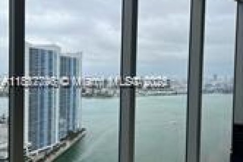Condo in Miami, Florida, 2 bedrooms  № 2024886 - photo 11
