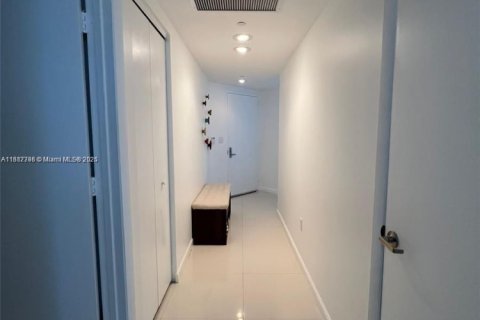 Condo in Miami, Florida, 2 bedrooms  № 2024886 - photo 19