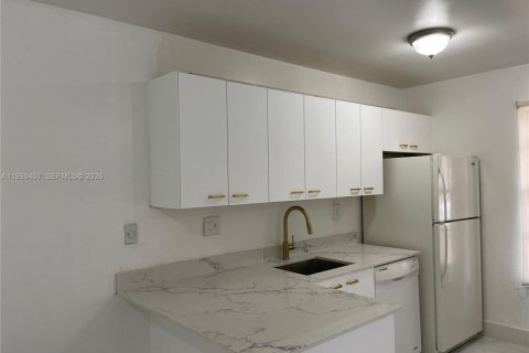 Condominio en alquiler en Miami, Florida, 2 dormitorios, 70.61 m2 № 1997442 - foto 2