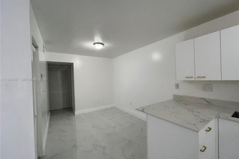 Condominio en alquiler en Miami, Florida, 2 dormitorios, 70.61 m2 № 1997442 - foto 4