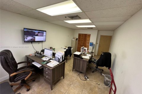 Bureau à louer à Doral, Floride № 1230301 - photo 1