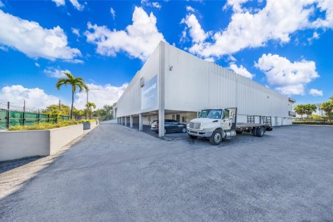 Propiedad comercial en venta en Miami, Florida № 1868246 - foto 4