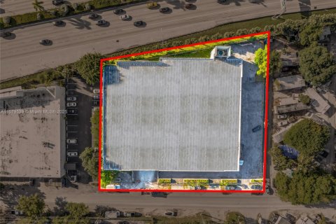 Propiedad comercial en venta en Miami, Florida № 1868246 - foto 3
