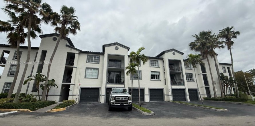 Кондоминиум с 2 спальнями в Дорал, Флорида № 1958855