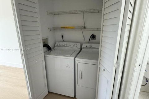 Снять в аренду кондоминиум в Дорал, Флорида 2 спальни, 89.19м2, № 1958855 - фото 9