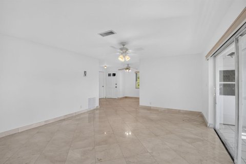 Villa ou maison à louer à Boca Raton, Floride: 2 chambres, 102.94 m2 № 2085640 - photo 4