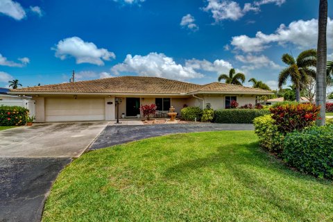 House in Boca Raton, Florida 4 bedrooms, 258.36 sq.m. № 2183029