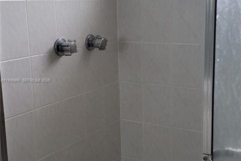 Condo in Hallandale Beach, Florida, 2 bedrooms  № 1994773 - photo 7