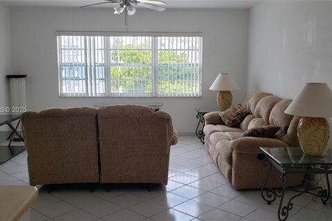 Condo in Hallandale Beach, Florida, 2 bedrooms  № 1994773 - photo 1