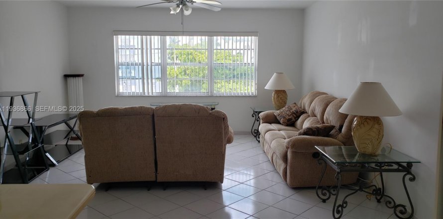 Condo in Hallandale Beach, Florida, 2 bedrooms  № 1994773