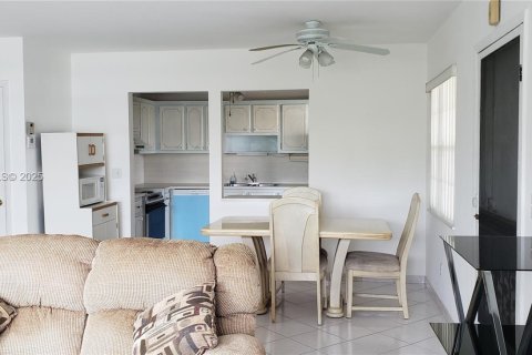Condo in Hallandale Beach, Florida, 2 bedrooms  № 1994773 - photo 2