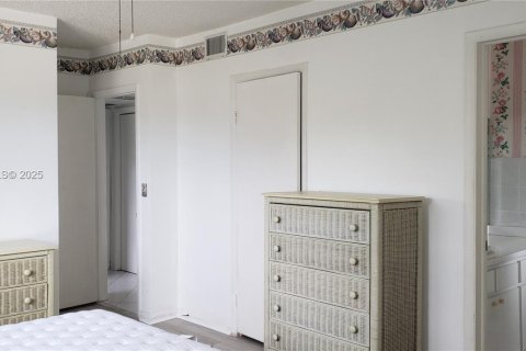 Condo in Hallandale Beach, Florida, 2 bedrooms  № 1994773 - photo 5
