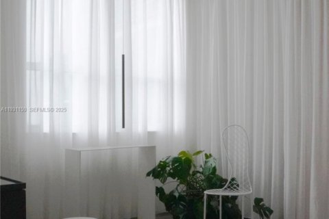 Condo in Miami, Florida, 1 bedroom  № 1991629 - photo 17