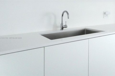 Condo in Miami, Florida, 1 bedroom  № 1991629 - photo 11