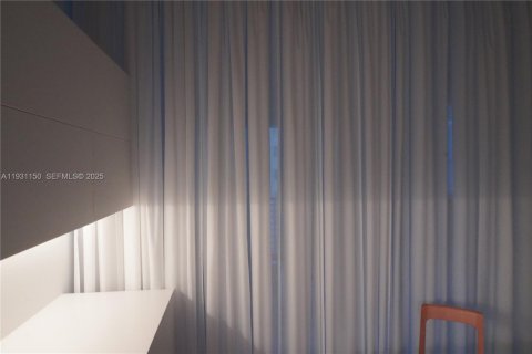 Condo in Miami, Florida, 1 bedroom  № 1991629 - photo 12