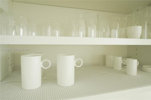 Condo in Miami, Florida, 1 bedroom  № 1991629 - photo 13